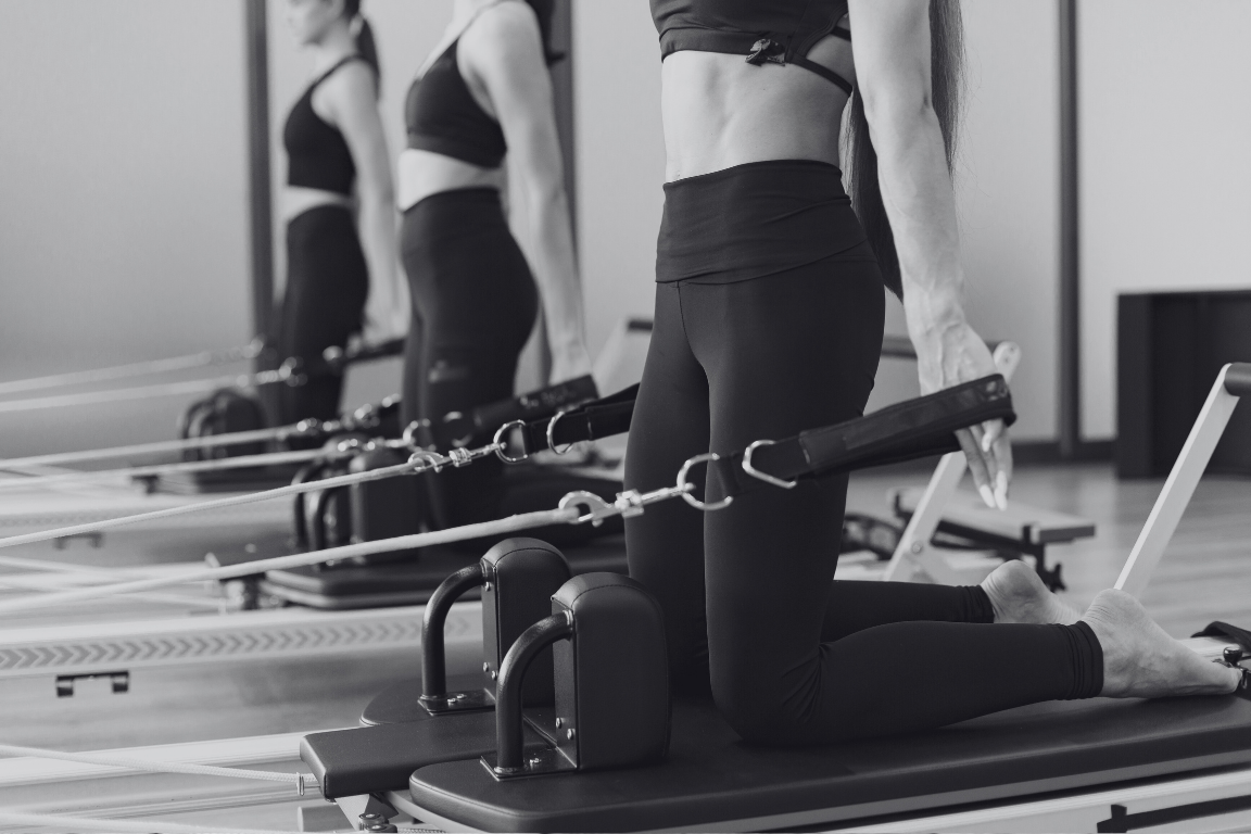 Frau macht Pilats am Meer